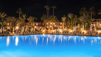 Piscina all'aperto, ombrelloni da piscina, lettini