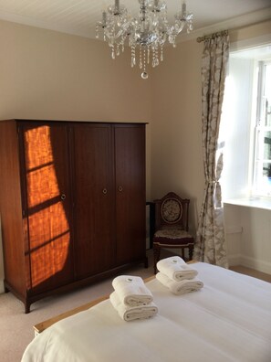 4 bedrooms, desk, iron/ironing board, travel cot - A BEAUTIFUL HOLIDAY LODGE IN PERTHSHIRE, SCOTLAND - SLEEPS 6. No PETS PLEASE (Bridge of Cally, Blairgowrie)