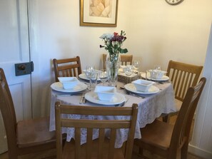 Dining - A BEAUTIFUL HOLIDAY LODGE IN PERTHSHIRE, SCOTLAND - SLEEPS 6. No PETS PLEASE (Bridge of Cally, Blairgowrie)