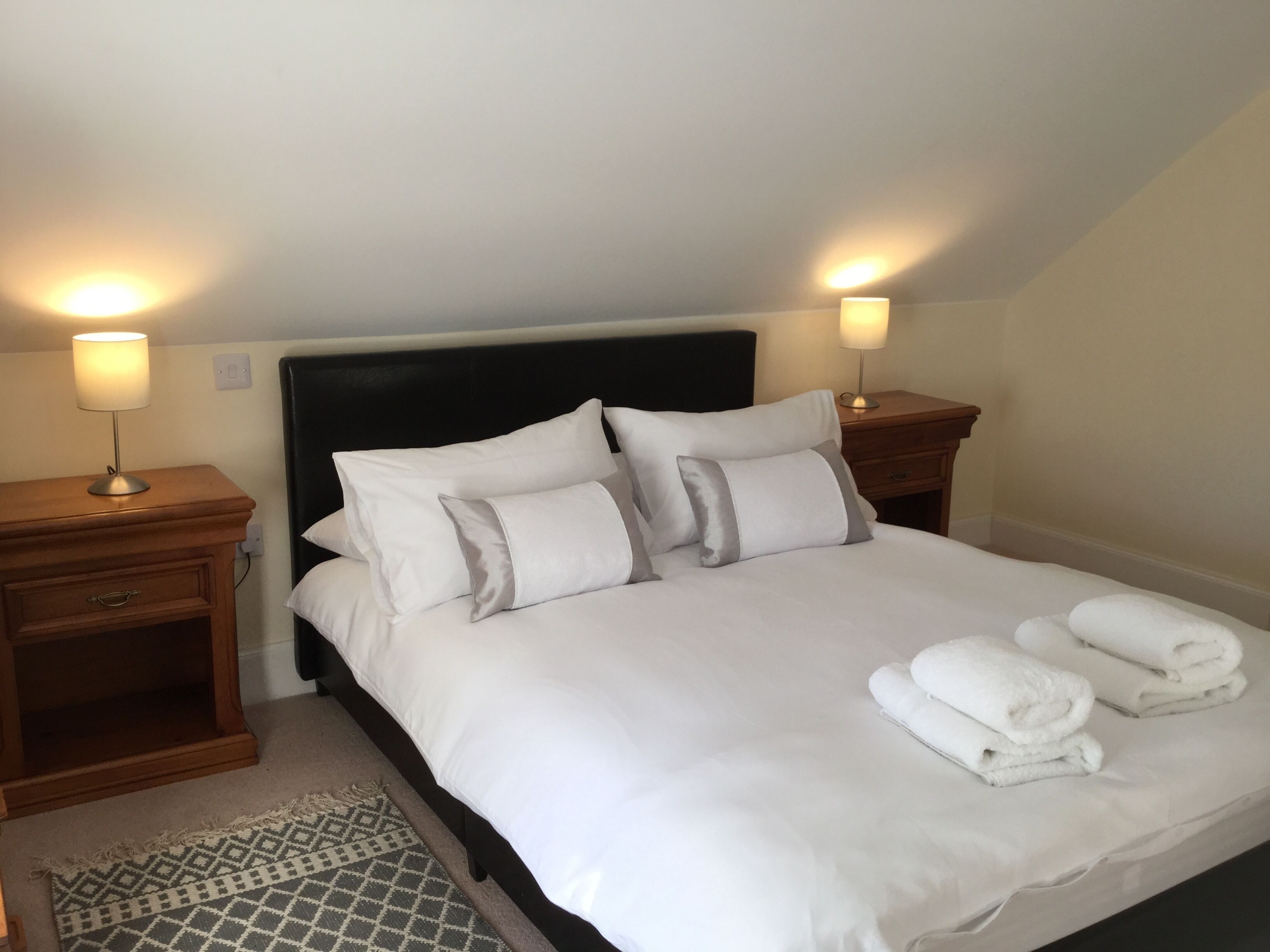 4 chambres, bureau, fer et planche à repasser, lit parapluie