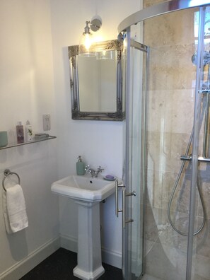 Bathtub, hair dryer, towels, soap - A BEAUTIFUL HOLIDAY LODGE IN PERTHSHIRE, SCOTLAND - SLEEPS 6. No PETS PLEASE (Bridge of Cally, Blairgowrie)