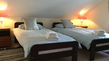 4 dormitoris, escriptori i planxa i posts de planxar