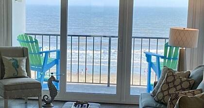 Beachfront Condo - Stunning Ocean Views! Steps to the Waves.
