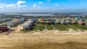 Een kustgebied met gebouwen, een pier en een strand.