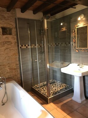 Badekar, hårtørrer, håndklæder, Sæbe