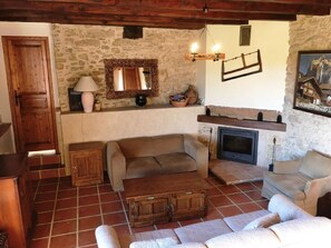 TV connectée, cheminée, lecteur de DVD, table de tennis de table