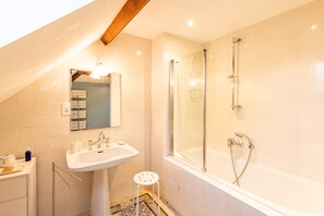 Combined shower/bathtub, hair dryer, towels, soap - Château des Louteaux (Chézy)