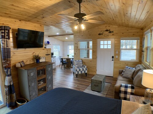 Cozy lake cabin - fire pit, near beach, hiking, golf & disc golf!