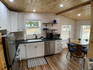 Een koelkast, een magnetron, een oven, een kookplaat