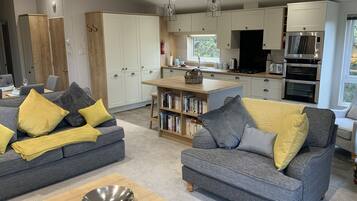 Kabin | Ruang keluarga | Televisi 30-inci dengan saluran TV digital dan perapian