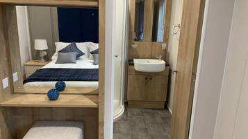 Cabin | Bathroom | Combined shower/bathtub, deep-soaking bathtub, free toiletries