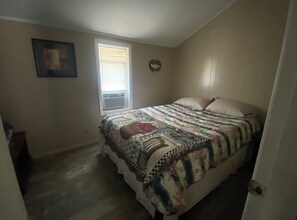 2 bedrooms, bed sheets - Little House on the Prairie (Albion)