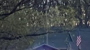 Eine Hütte mit einem Stern-Emblem, einem Steg und einer amerikanischen Flagge.