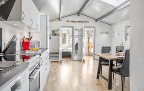 ثلاجة، فرن، موقد طهي مسطح، غسالة أطباق