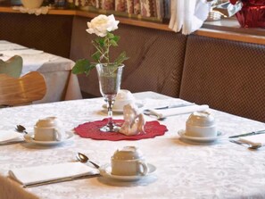 Daily continental breakfast for a fee - Chalet Nora (Marebbe)