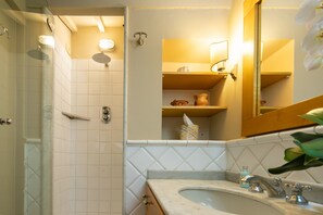Comfort-Apartment | Badezimmer | Dusche, kostenlose Toilettenartikel, Haartrockner, Bidet