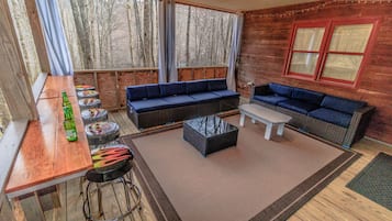 Smart-TV, Kamin, Bücher, Stereoanlage