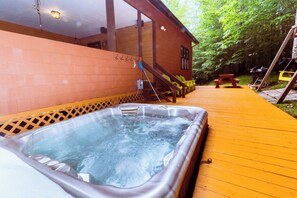 Terrace/patio - Spacious Beech Mountain Cabin with Hot Tub and optional Golf Access (Beech Mountain)