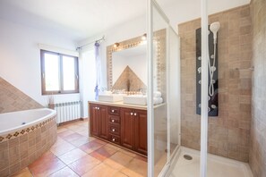 Badewanne, Whirlpool, Haartrockner, Handtücher