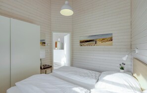 3 bedrooms, travel cot, free WiFi, bed sheets