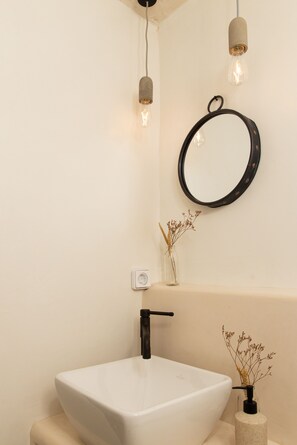 Douche, séchoir à cheveux, serviettes fournies, savon