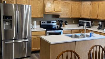 Réfrigérateur, micro-ondes, four, plaque de cuisson