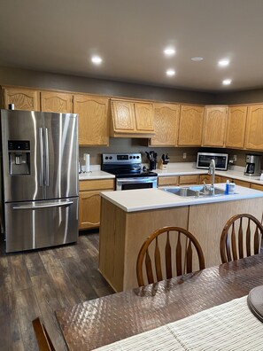 Fridge, microwave, oven, stovetop - Elk Haven House - Less than 5 min from Yellowstone Park! Beautiful views!  (Gardiner)