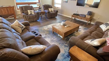 TV connectée, lecteur de DVD, livres, vidéothèque