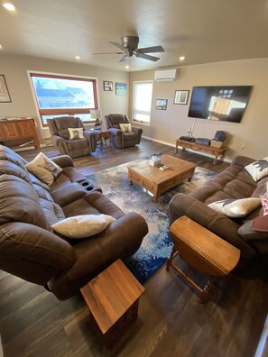 Smart TV, DVD player, books, video library - Elk Haven House - Less than 5 min from Yellowstone Park! Beautiful views!  (Gardiner)