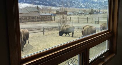 Elk Haven House - Less than 5 min from Yellowstone Park! Beautiful views!