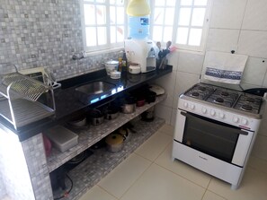 Fridge, microwave, oven, stovetop - Wonderful house with pool in Maceió (petfriendly; @casadasconchasipioca) (AL)