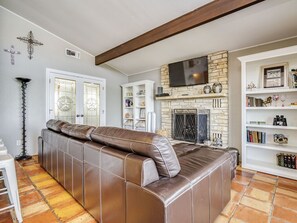 Flat-screen TV, fireplace, video games