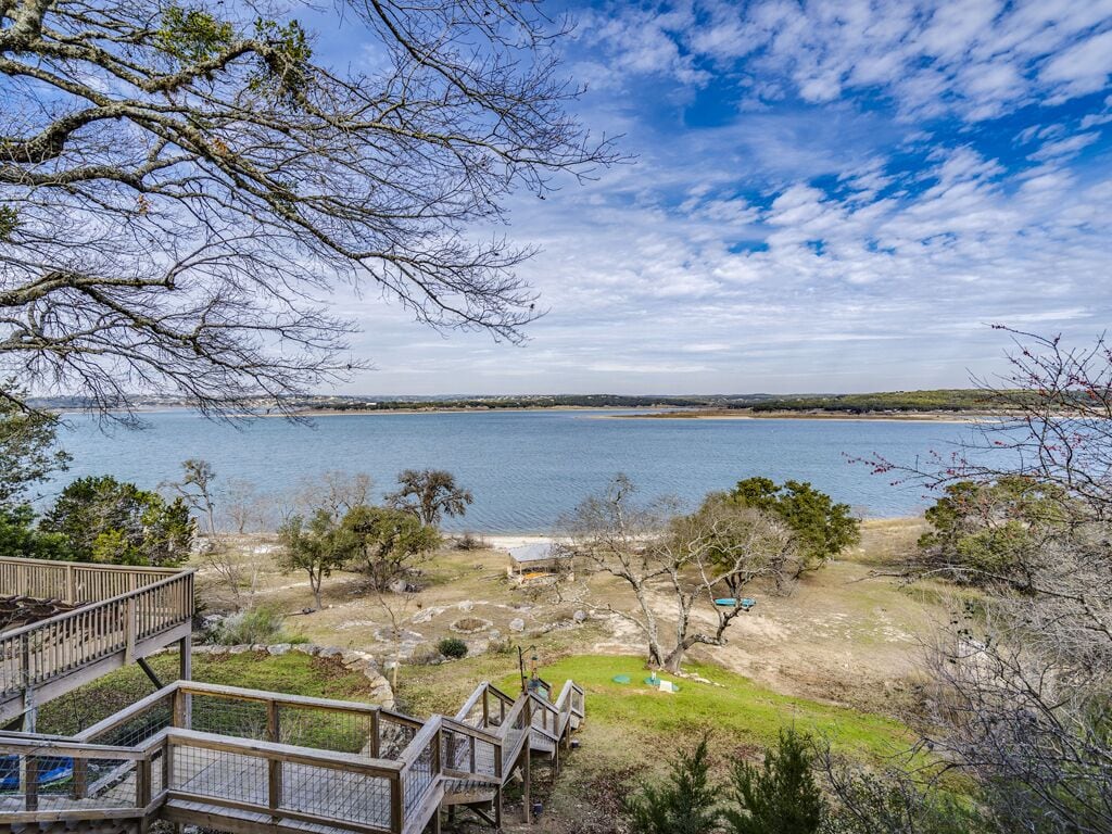 Une vue sur le lac, avec une terrasse en bois et un belvédère.
