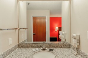 Room, 1 Katil Raja (King), Non Smoking | Bilik Mandi | Kelengkapan dandanan diri percuma, pengering rambut, tuala disediakan 