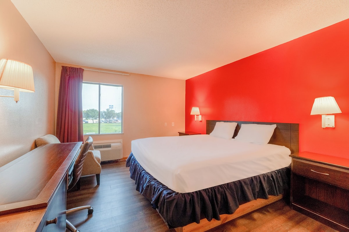 Suite, 1 kingsize bed, niet-roken, bubbelbad | 1 slaapkamer, een strijkplank/strijkijzer, gratis wifi, beddengoed
