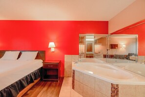 1 Suite King Bed Non-Smoking Jacuzzi Tub | Iron/ironing board, free WiFi, bed sheets - Fairway Inn (La Porte)