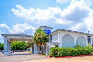 Property entrance - Capital O Fairway Inn - Baytown La Porte TX (La Porte)