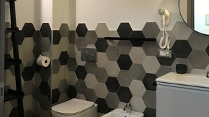 A modern bathroom with a toilet, bidet, and sink. - SCIESA 24 APARTMENTS - CIR 023091-LOC-02700 - CIN IT023091C28NS3TMSQ (Verona)