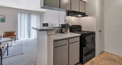 Spacious 1BR Flat Near Downtown Midland