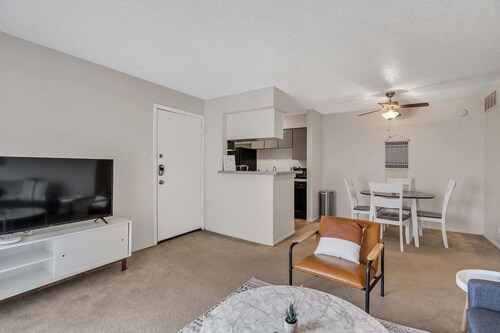 Spacious 1BR Flat Near Downtown Midland