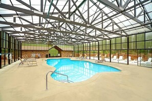 Una piscina cubierta, una piscina climatizada