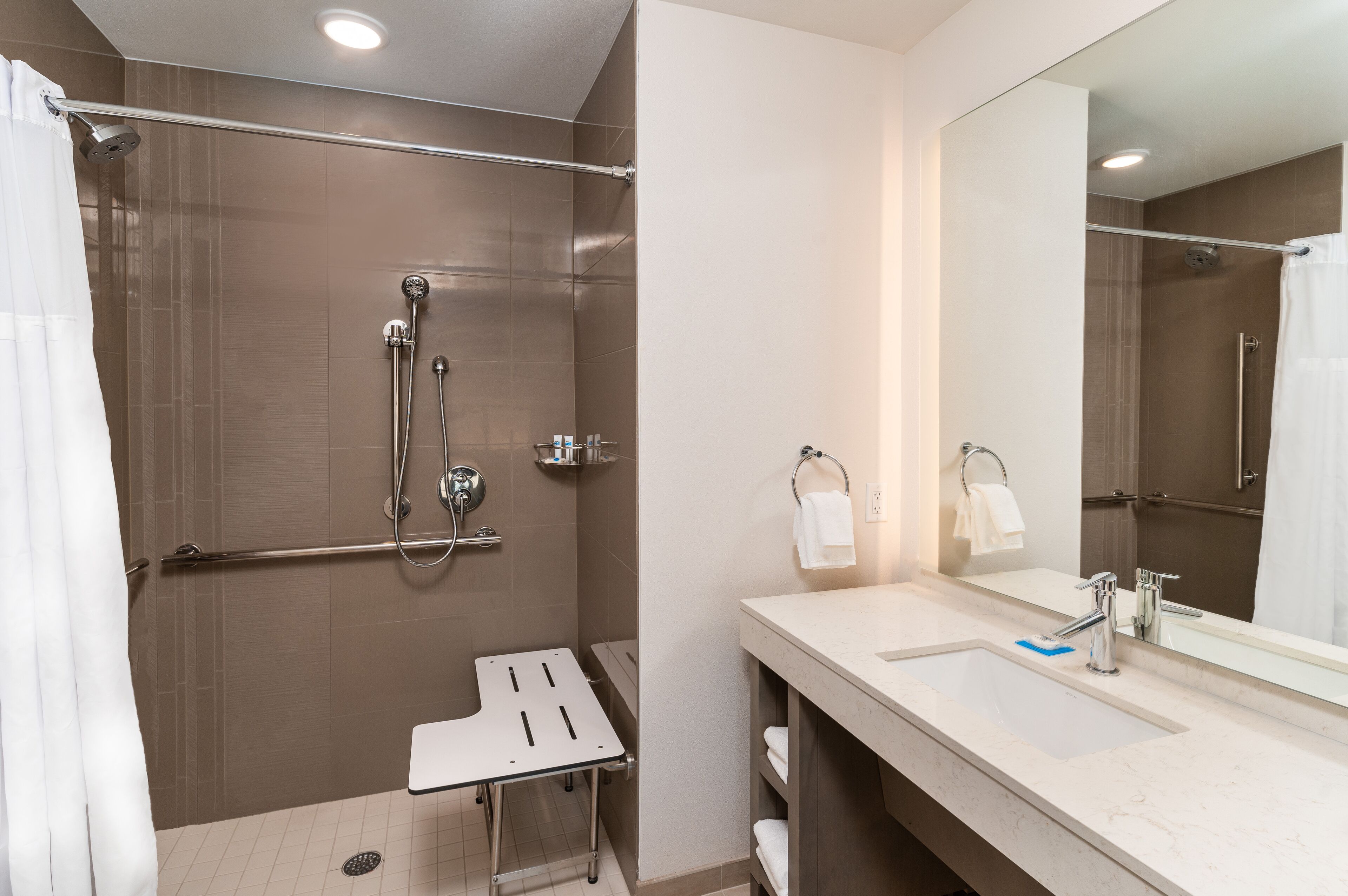 combined shower/bathtub, hair dryer, towels