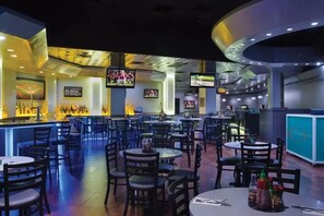Bar (on property) - Ocean view, on beach, spacious fully equipped apartment in Aruba (Noord)