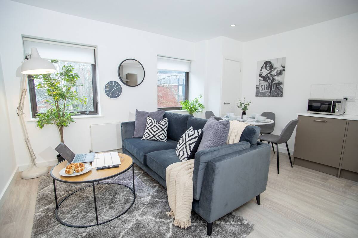 Standard-Apartment, 2 Schlafzimmer, Blick auf den Innenhof | Wohnbereich | 42-Zoll-Smart-TV mit Satellitenempfang, Fernseher