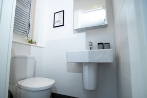 Ensemble douche/baignoire, douche à « effet pluie »