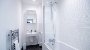 Standard Apartment, 2 Bedrooms, Courtyard View | Bathroom | Combined shower/tub, rainfall showerhead, free toiletries, towels - Pembroke House Apartments - Parking (Exeter)