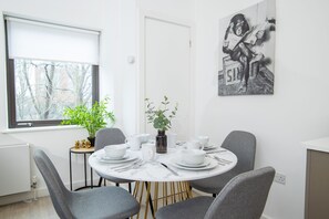 Dining - Pembroke House Apartments - Parking (Exeter)