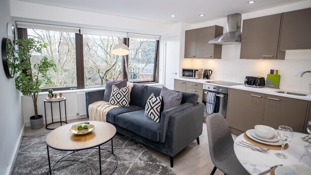 Full-size fridge, microwave, oven, stovetop - Pembroke House Apartments - Parking (Exeter)