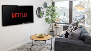 42-inch Smart TV with satellite channels, TV - Pembroke House Apartments - Parking (Exeter)