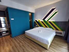 Una habitación de hotel moderna con una cama grande, un armario empotrado y un diseño de pared geométrico único.
